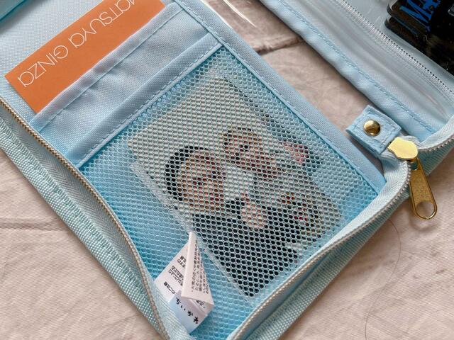 使い道は様々ですが、今回は推し活の際のポーチとしてものを入れてみました！メッシュポケットにトレカをイン♪