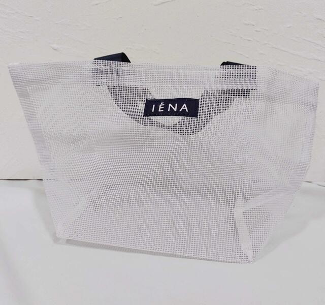 バッグは、マチがあるので自立する