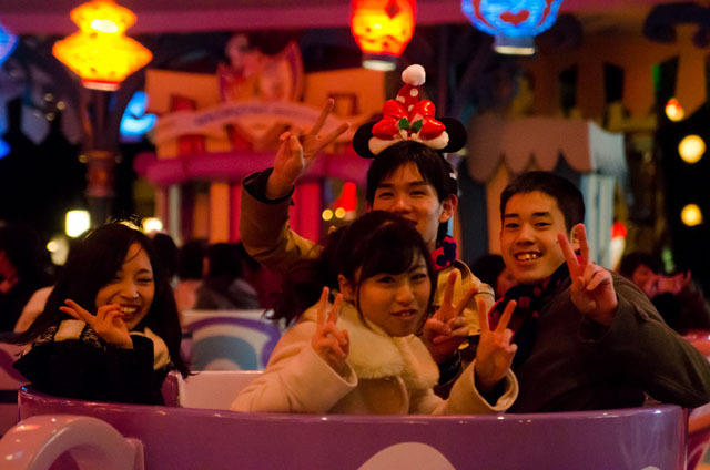 アリスのティーパーティーで笑顔を見せる、キャストたち ©Disney