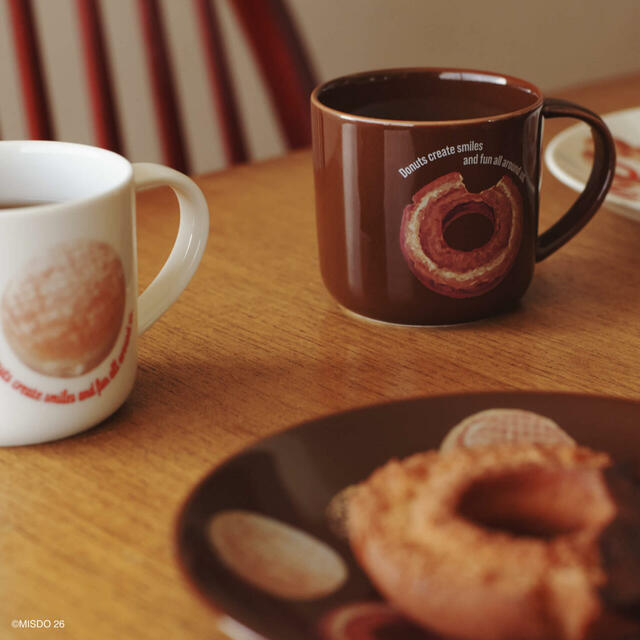 マグカップ(330ml) 各1,980円、プレート 各1,980円【ミスタードーナツとアフタヌーンティー・リビングが初コラボ】