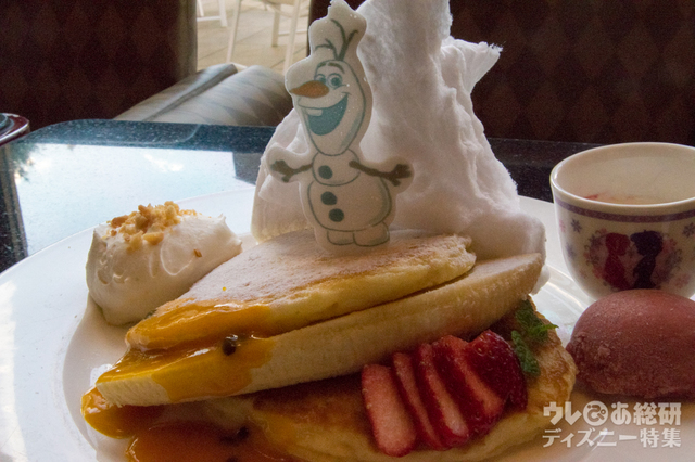 “アナとエルサのフローズンファンタジー” デザートセット スーベニアデミタスカップ付き（2,500円）｜ハイピリオン・ラウンジ｜ディズニーアンバサダーホテル