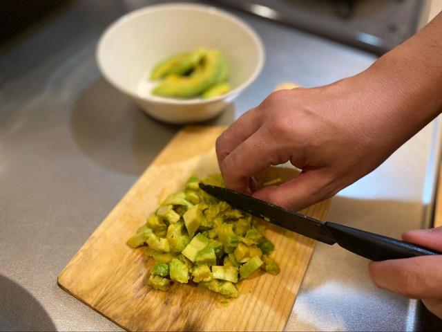 【トロピカルマリア　冷凍アボカドスライス】アボカドをカットする