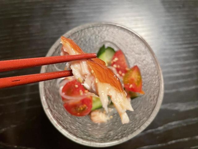 【ファミリーマート 国産鶏のサラダチキン スモーク】ごま油香ばしさとサラダチキンのスモーキーな香りがマッチします