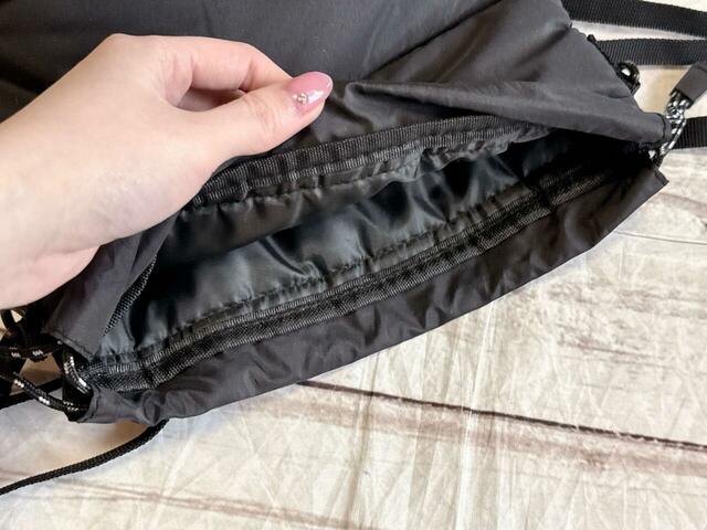 内側はポケットなどはないシンプルな作り