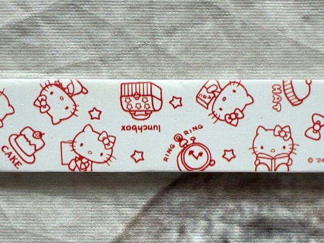 ホワイト×レッドの単色柄。お洒落な印象！