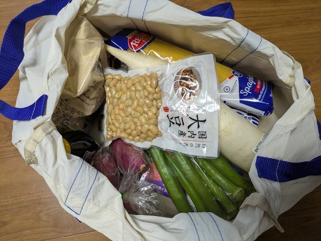 【3COINS セルフレジ用買い物バッグ】牛乳パック2本、砂糖1kg、パスタ、野菜、缶詰などいろいろ入れてもまだ余裕あり!