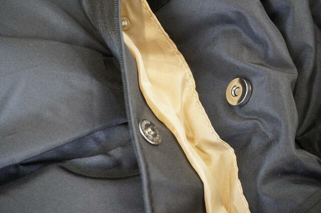 フロントポケットはマグネットボタンで開閉できる