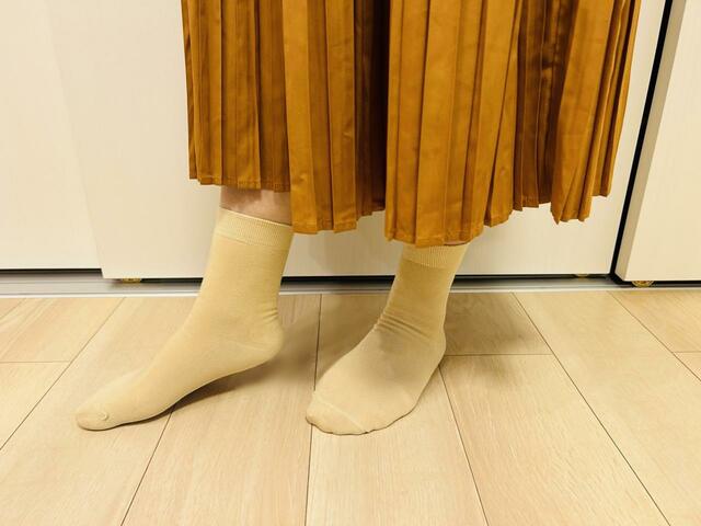 ワークマン×ファンケル保湿成分配合肌着/Rich Moist Veil ソックス 399円（税込）黄色ベージュを履いた感じ