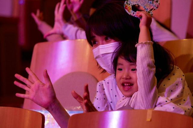 子どもたちにおなじみの曲や手遊びができる曲もいっぱい。両手を使って、歌に合わせてダンスを楽しんでいました。