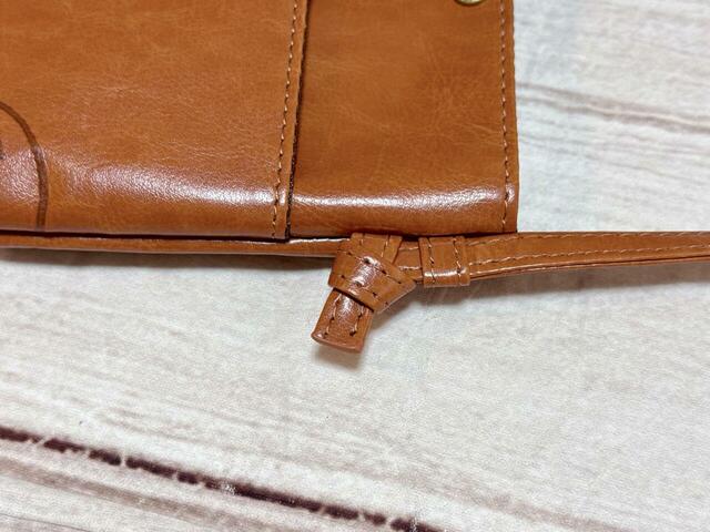 結び目で長さ調整が可能なので、斜めがけにしたり、肩がけにしたりと、コーデやシーンに合わせてアレンジできます！