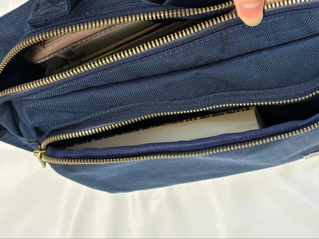 【mont-bell　50th ショルダーバッグ】ファスナー付きポケットの大きさは高さ14×幅28cm。マチがあるので財布や文庫本などを入れてもパンパンになりません！