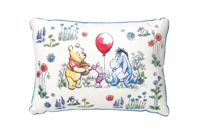 クッション 3,300円｜縦約33×横約44×厚さ約15cm｜東京ディズニーリゾートAfternoonTeaプロデュース限定アイテム第3期「くまのプーさん」｜東京ディズニーランド「ホームストア」、東京ディズニーシー「ベッラ・ミンニ・コレクション」