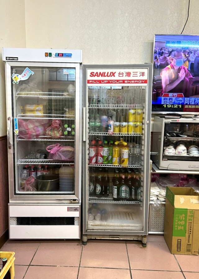 【台湾食べ歩きの旅 #10】食堂の奥に置かれたドリンク冷蔵庫。ここから自分でビールを取り出すのがサマになったら食べ歩きのツウ