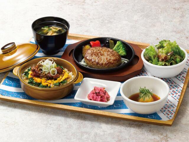 「洋風うなぎご飯＆黒×黒ハンバーグ」＜価格：2,948円（税込）＞【ロイヤルホストに“国産うなぎ”を洋食で味わうメニュー登場！山梨県産ワインとのペアリングも愉しめます！】