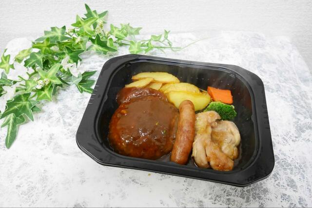 【トップバリュ プロのひと品 ロイヤル首席料理長監修 ぜいたくソースを使ったハンバーグ&チキンとあらびきソーセージのミックスグリル】肉汁がじゅわっと溢れるハンバーグ