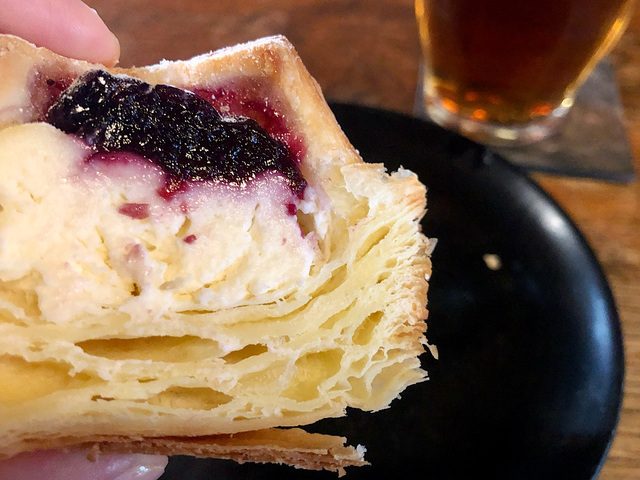 【スターバックス　ブルーベリー&クリームチーズデニッシュ】サックサクのデニッシュ生地としっとりしたフィリングとジャムがよく合う