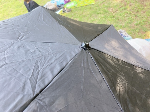 【3COINS 晴雨兼用折傘持ち手カラビナ】日差しの強い日に使ってみました