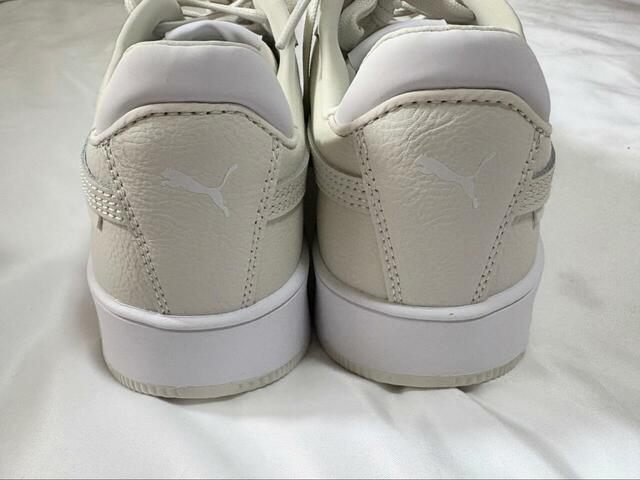 【PUMA ウィメンズ キャリーナ ストリート スニーカー】ヒール部分はプーマのキャットロゴが入っていておしゃれ！