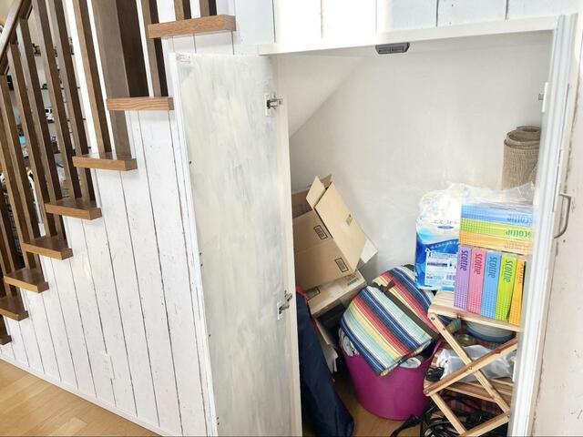【階段下収納】整理整頓前。荷物を詰め込んだ状態…