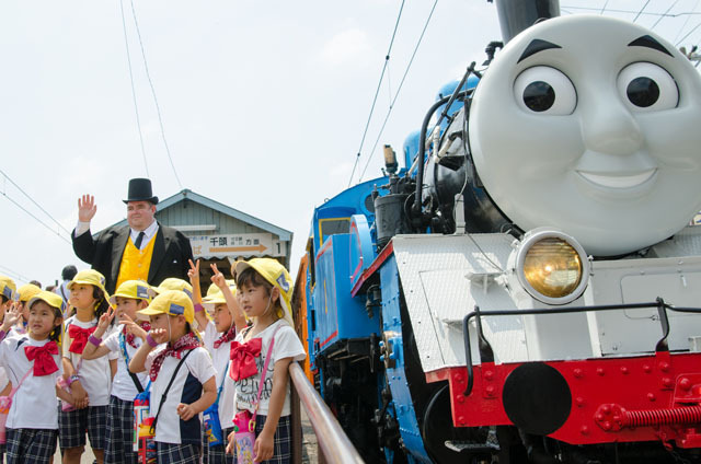 「きかんしゃトーマス号」と園児たち（2014年メディア向け公開イベントにて）