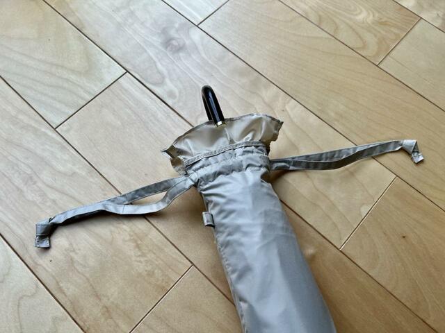 ひもを緩めた状態【Francfranc（フランフラン）】「遮光クラシックフリル 折りたたみ傘 50cm ベージュ（晴雨兼用）」3,410円（税込）