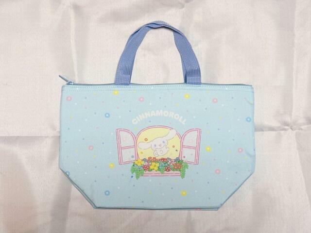 【ファミリーマートオリジナル サンリオキャラクターズ当りくじ】保冷バッグ：5等「保冷バッグ シナモロール」：990円（税込）