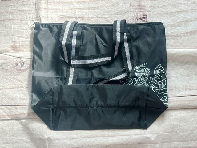 折りたたみ方。まずは持ち手を折りたたみます