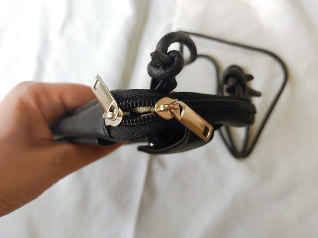 ファスナーの持ち手が使いやすい【MonoMax】10月号付録「アーバンリサーチ ドアーズのお財布機能付きスマホショルダーバッグ」