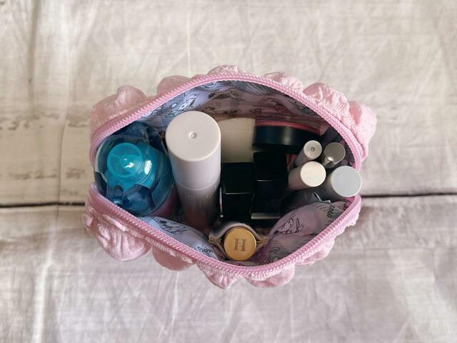 ペン型やボトル型のコスメを立てて収納できる大きさ