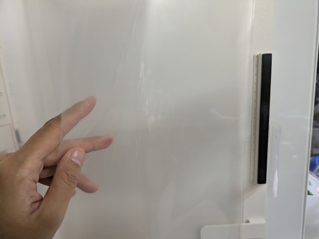 【KING GIM ハルファイル 冷蔵庫にも貼れるファイル】A4サイズのファイル部分は縦半分が開くようになっているため、冷蔵庫にくっつけたままでも取り出しやすい設計です◎