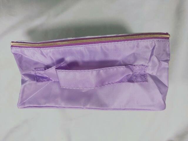 ポーチは持ち手つき