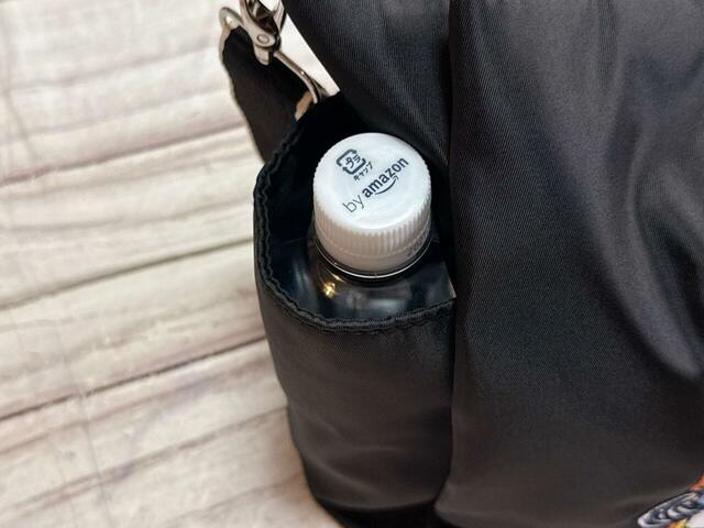 サイドのボトルポケットには550mlのペットボトルを収納