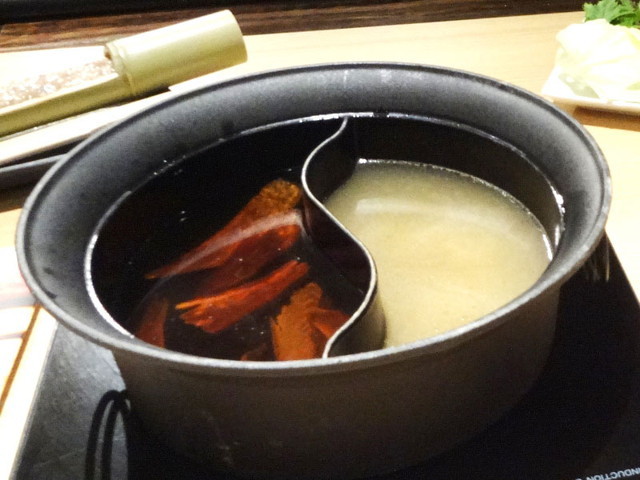 ワインしゃぶしゃぶ／「しゃぶしゃぶ温野菜」では2種類のだしをセレクトできる