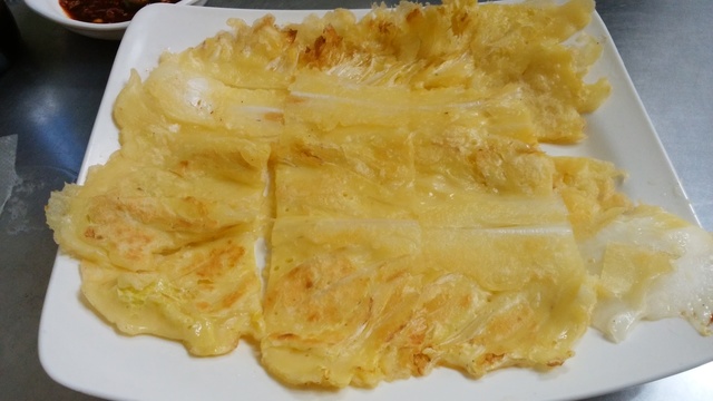 白菜のみずみずしさを生かしながらふわっと焼いた『オンマソン・チヂミ』のペチュジョン。この素朴さが魅力