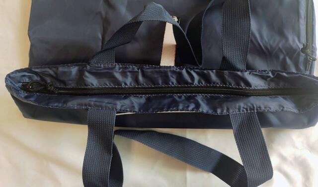 バッグの口部分は「ファスナー式」