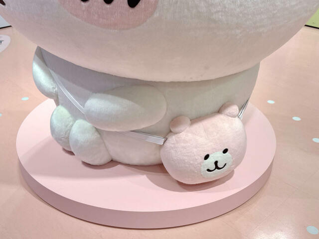 お気に入りのくまさんポシェットを斜めがけして、ちょこんと座る姿がたまらなくキュート