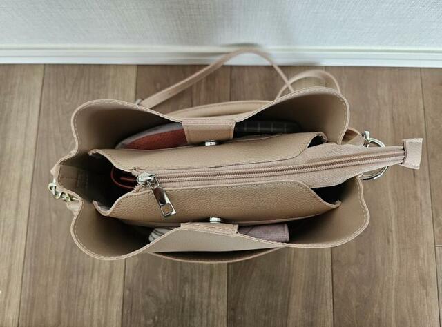 【LAKOLE　ワンハンドル2WAYスクエアバッグ3】ファスナーとボタンを閉じると、しっかり荷物が収まります