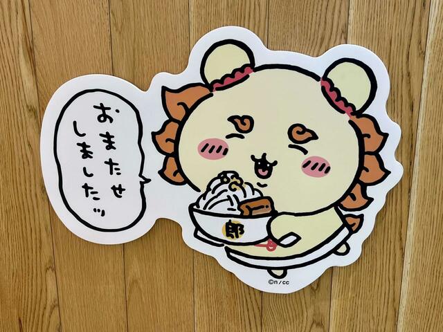 『ちいかわ飯店 ドリンクスタンド 津田沼』チャイナ服を着て「郎ラーメン」を運ぶシーサーも♪