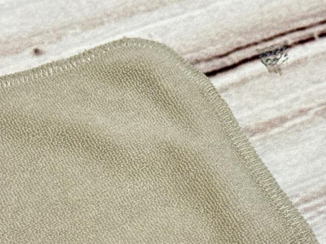 素材はポリエステル。ふわふわ滑らかで肌ざわりの良い生地