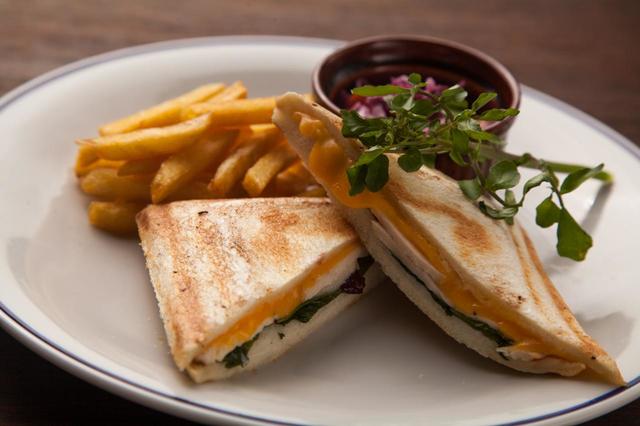 ターキーと大葉のチーズホットサンド