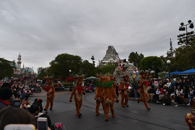 トナカイがやってくるといよいよパレードもエンディングへ