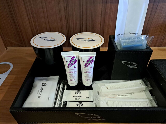 【大阪↔釜山 クルーズ体験記】室内のアメニティは、シャワージェル、シャンプー、石けん、歯磨きセット、ひげそり、綿棒など