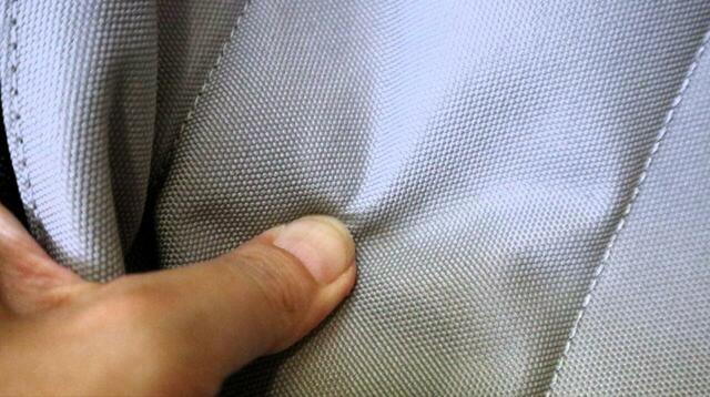 【niko and ...(ニコアンド) オリジナル撥水スリングバッグ】背当てクッション付きなので、タブレットなどを入れても安心!