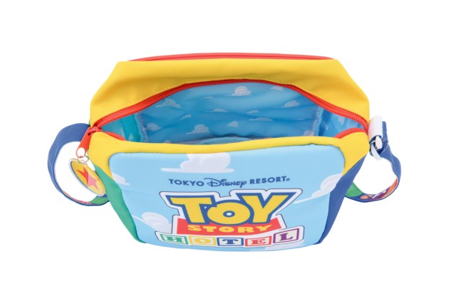 ショルダーバッグ 2,900円|サイズ:高さ約18×幅約18×マチ約12cm|販売店舗:東京ディズニーリゾート・トイ・ストーリーホテル内ディズニーショップ「ギフト・プラネット」