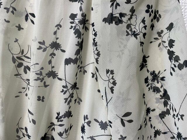 【DHOLICカシュクール花柄ワンピース】花とグリーンの細かいシルエットがおしゃれ