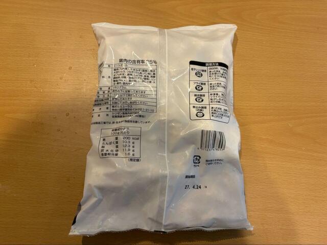 【ロピア 華味鳥つくね】裏面には鶏肉の含有率や栄養成分までしっかり記載、佐賀県の製造所という表示も確認できました♪