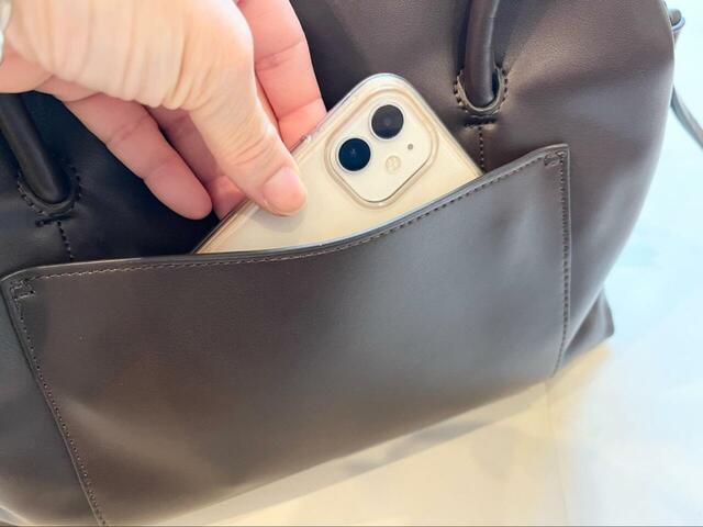 【GLOBAL WORK スペ軽チャーム付きボストン】外側のオープンポケットはスマホも入れやすいサイズ感♪