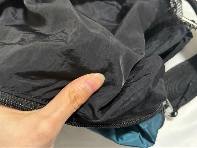 【niko and ... オリジナルライトパッカブルマルチショルダーバッグ】生地は薄め。日常使いであれば安心して使えますが、ノートPCなどの精密機器を入れる場合はクッションケースの併用がおすすめです