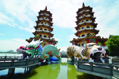 蓮池潭龍虎塔　©台湾観光局