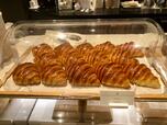 【マンダリン オリエンタル 東京　グルメショップ】ショーウインドウの向こう側には見るからに美味しそうなクロワッサンが並んでいます。クロワッサンはモーニングセットメニューAで食べられますよ